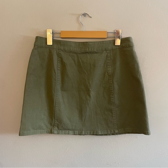 Forever 21 Olive Mini Skirt with Front Zipper – Size Large EUC - Picture 6 of 12